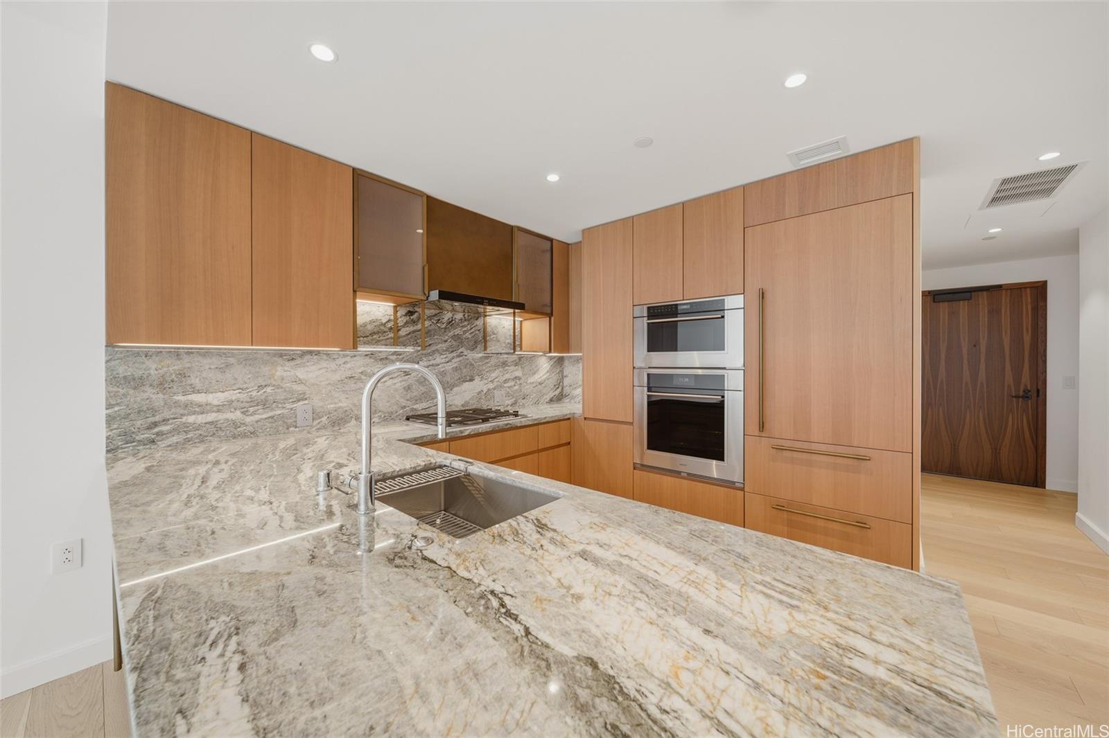 Victoria Place condo # 2006, Honolulu, Hawaii - photo 6 of 25