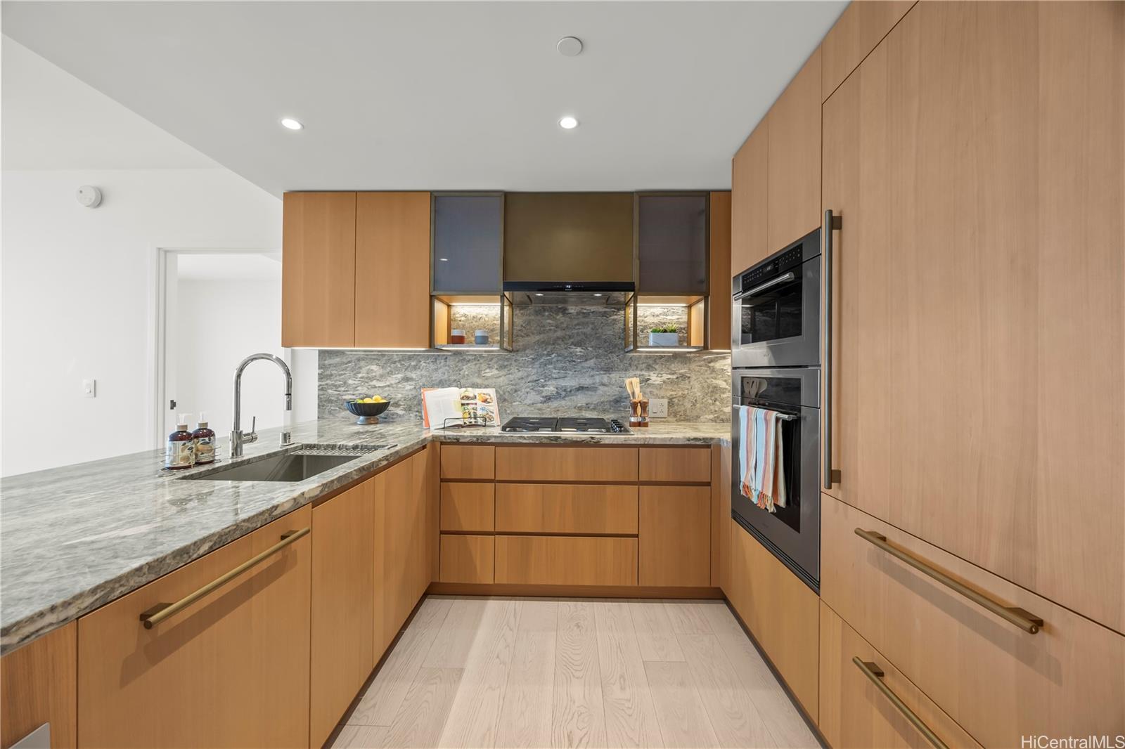 Victoria Place condo # 3303, Honolulu, Hawaii - photo 2 of 24