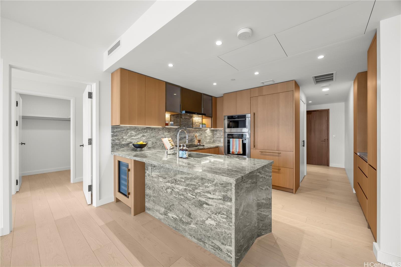 Victoria Place condo # 3303, Honolulu, Hawaii - photo 5 of 24