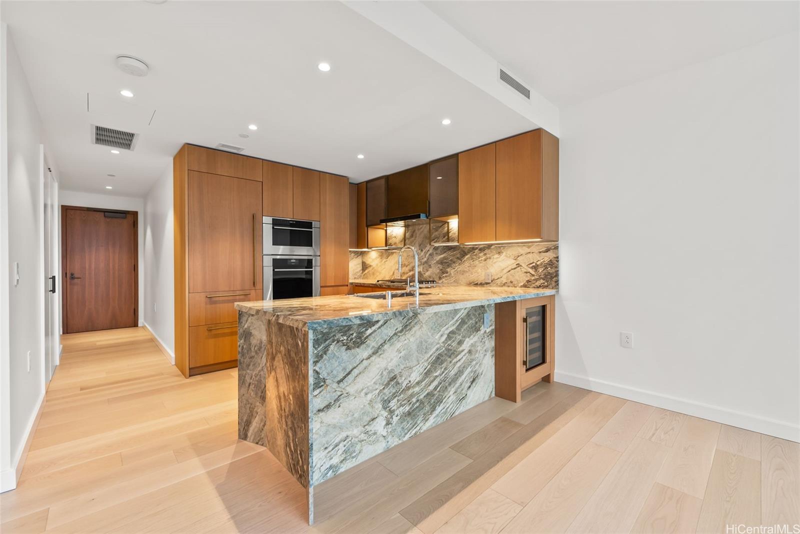 Victoria Place condo # 705, Honolulu, Hawaii - photo 3 of 25