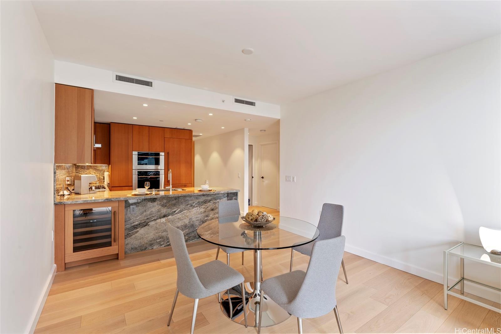 Victoria Place condo # 706, Honolulu, Hawaii - photo 4 of 23