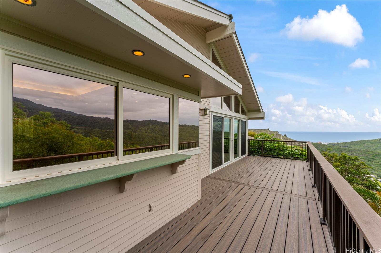 1112  Kaumoku Street Mariners Ridge, Hawaii Kai home - photo 3 of 25