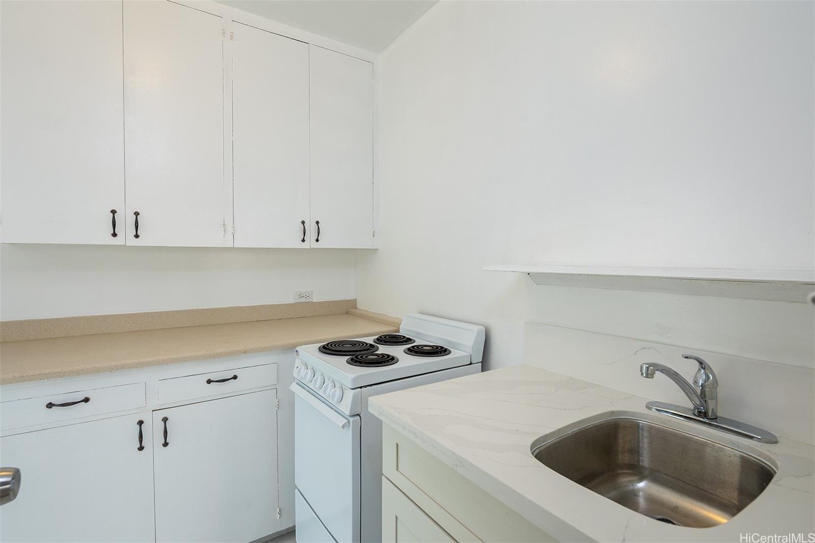 1115 Hassinger St Honolulu - Rental - photo 2 of 11