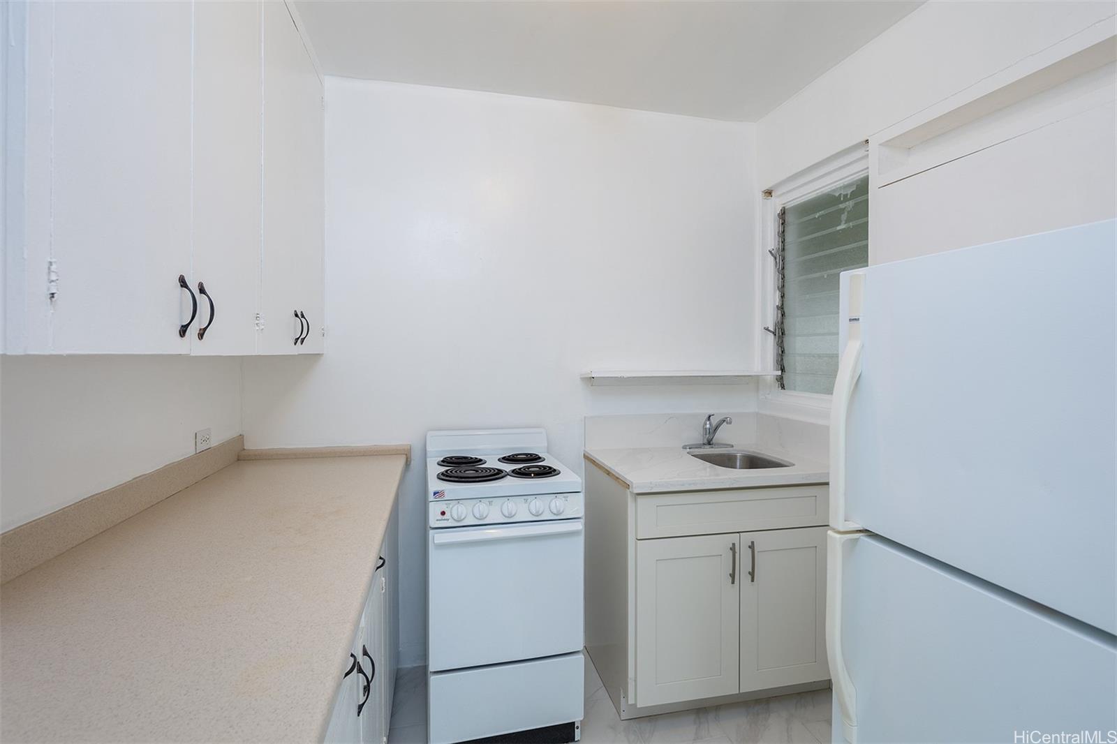 1115 Hassinger St Honolulu - Rental - photo 3 of 11