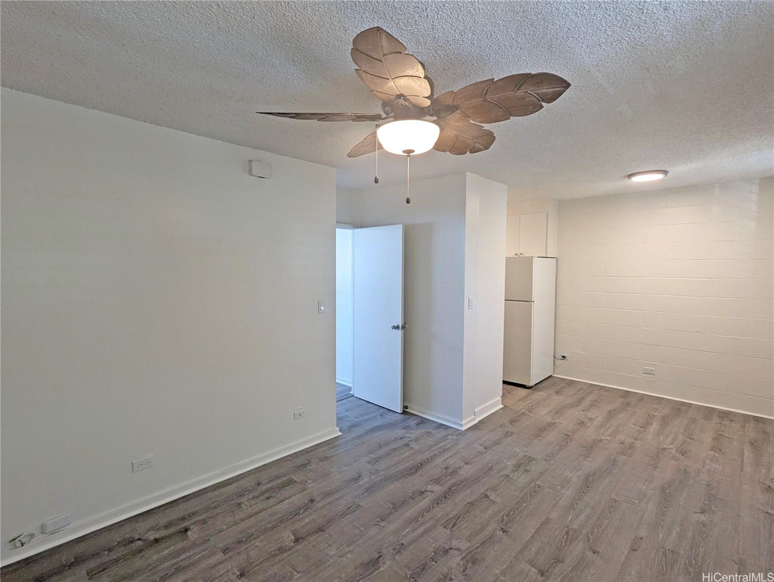 1120 Hassinger St Honolulu - Rental - photo 4 of 11