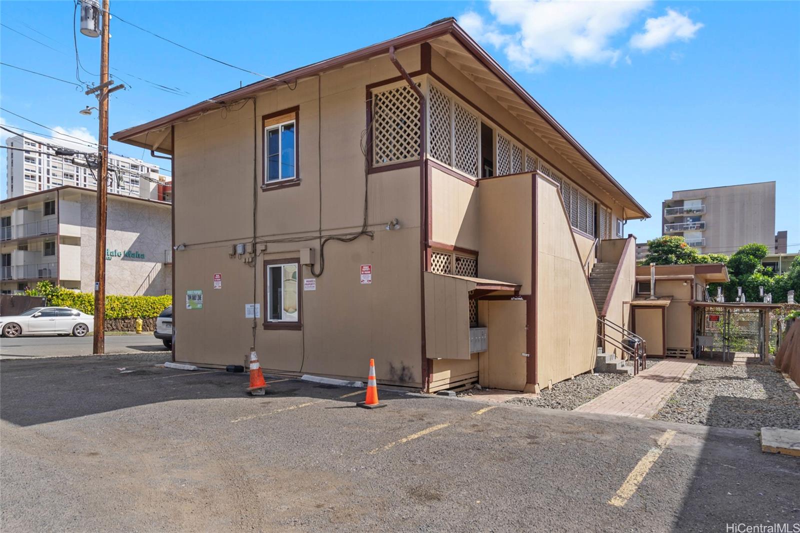 1125 Hassinger St Honolulu - Multi-family - photo 4 of 18