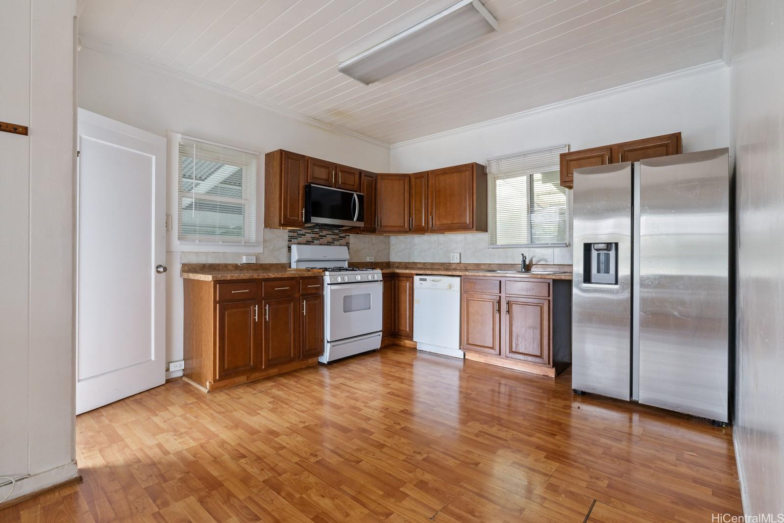 1128 Elm Street Honolulu - Multi-family - photo 3 of 23