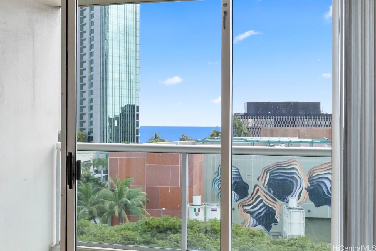 1133 Waimanu condo # 804, Honolulu, Hawaii - photo 4 of 18