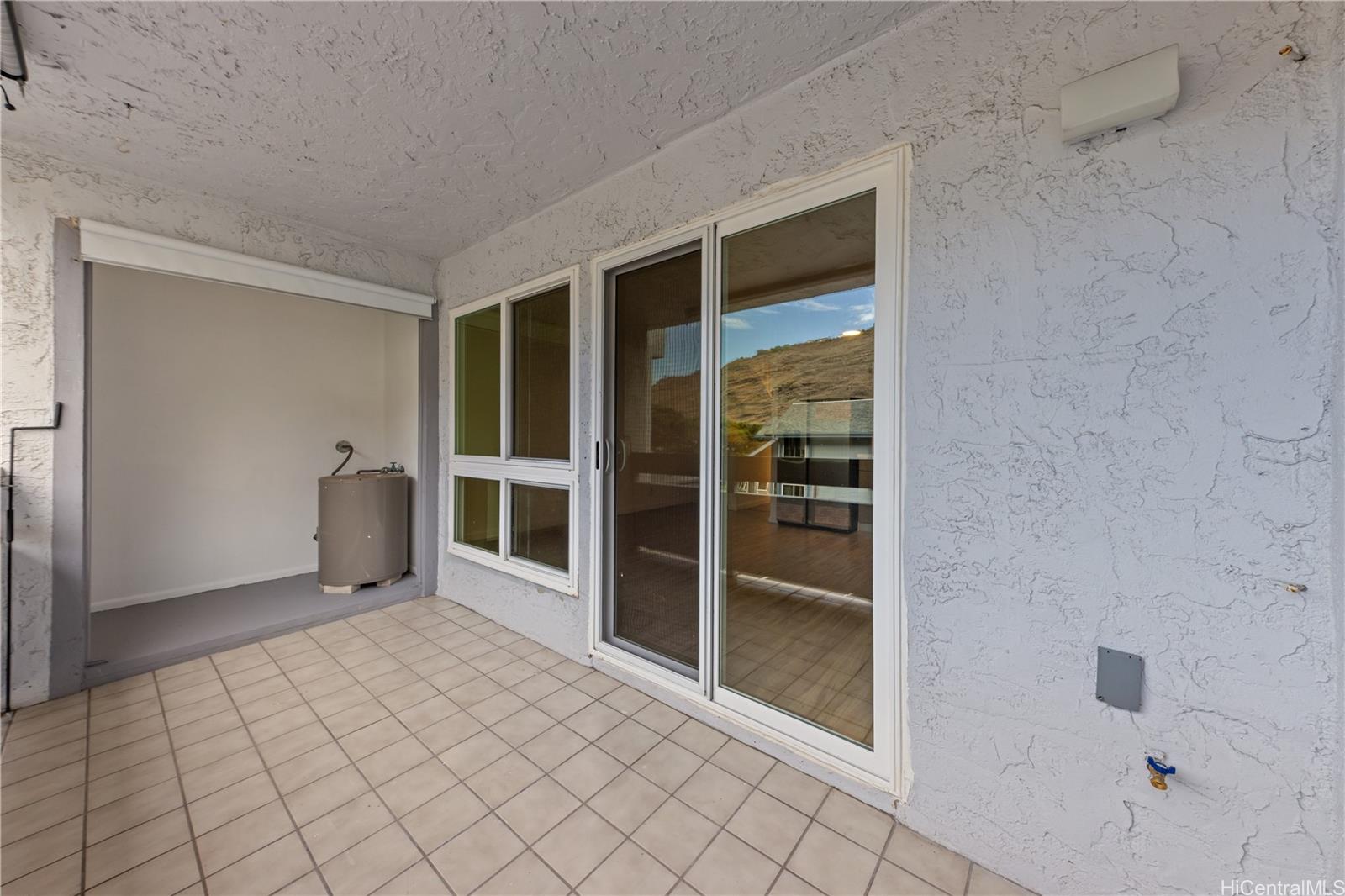 1136 Kumukumu Street townhouse # D, Honolulu, Hawaii - photo 8 of 25