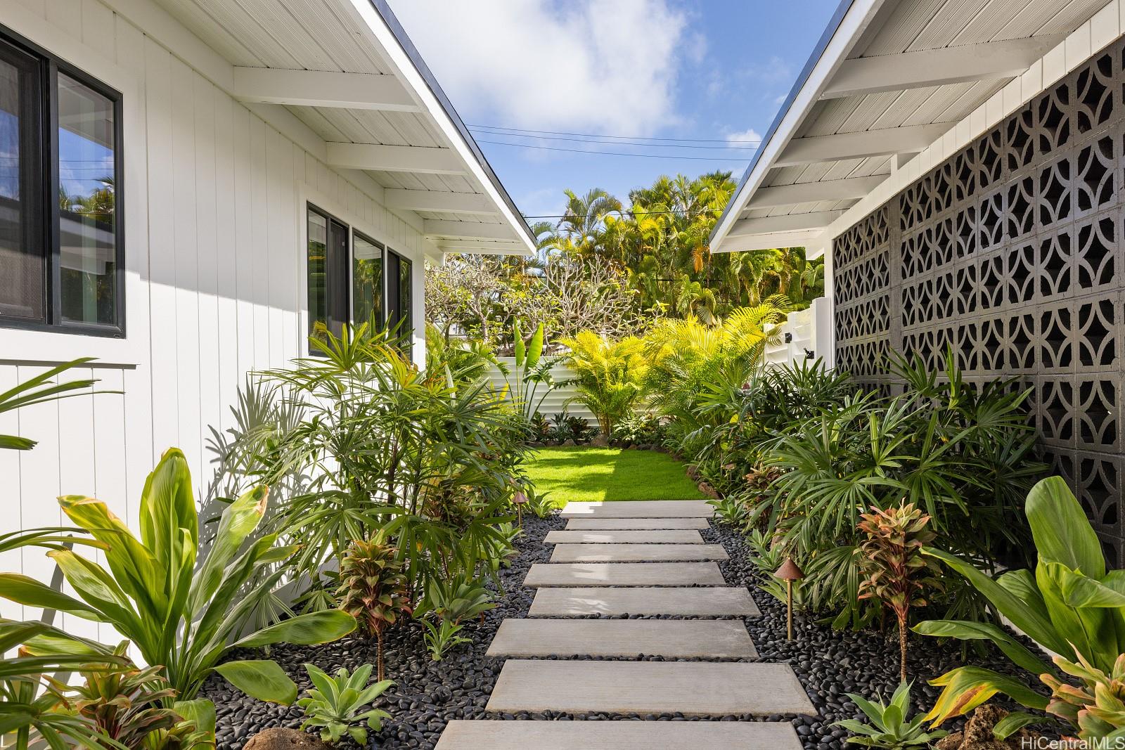 114  Kaelepulu Drive Lanikai, Kailua home - photo 4 of 25