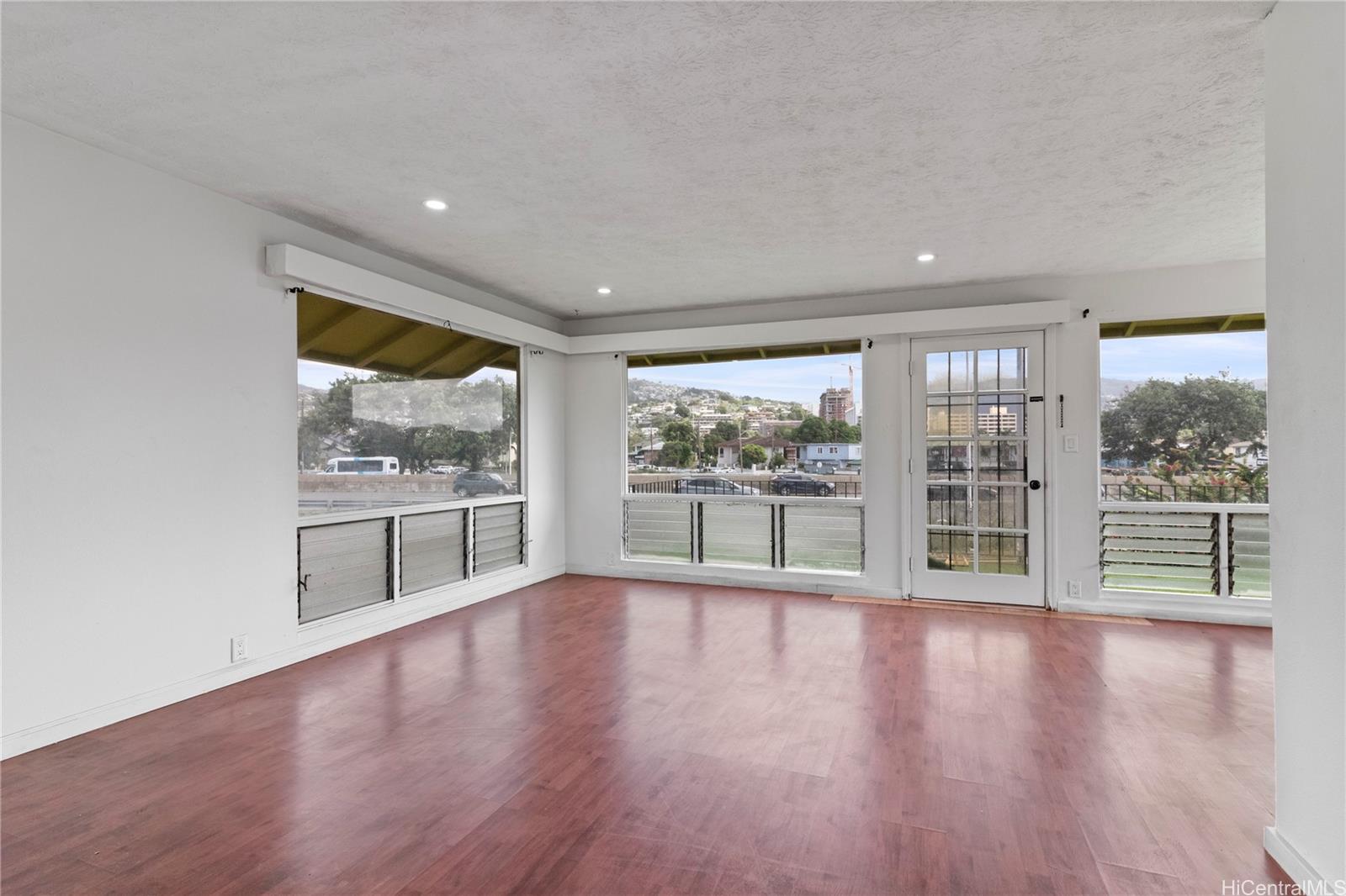 1141  Olomea St Kapalama, Honolulu home - photo 2 of 25