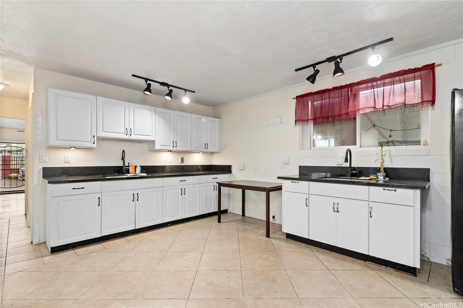 1141  Olomea St Kapalama, Honolulu home - photo 4 of 25