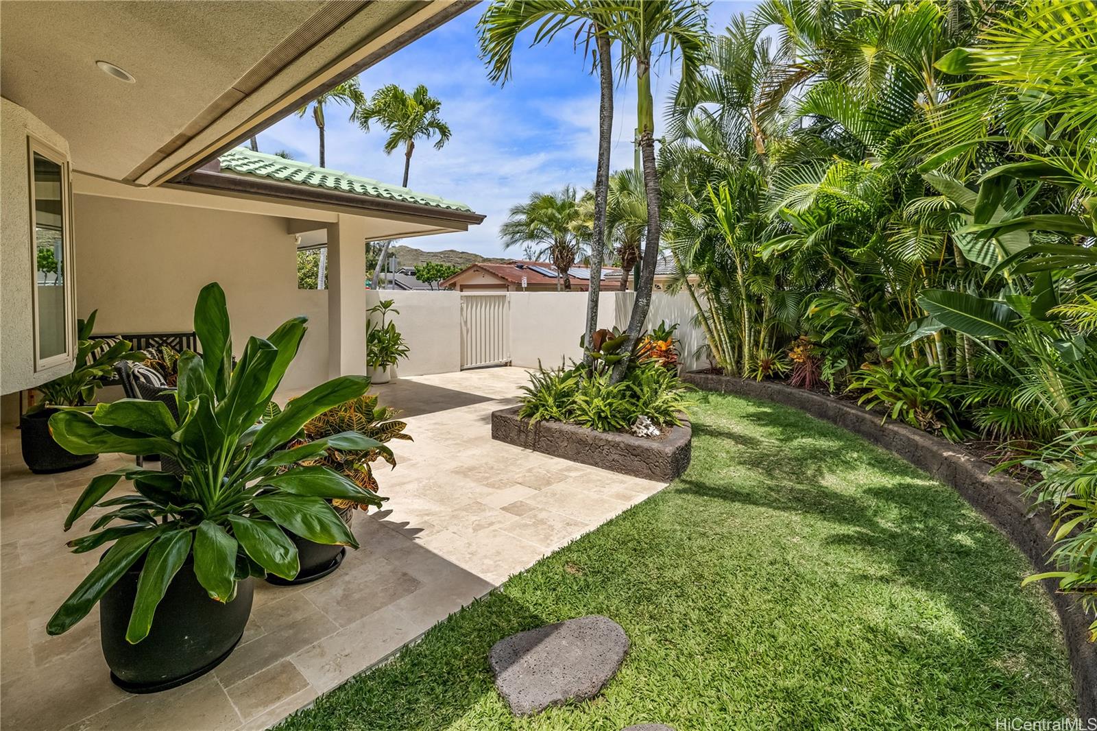 1146  Leilipoa Way Queens Gate, Hawaii Kai home - photo 4 of 25