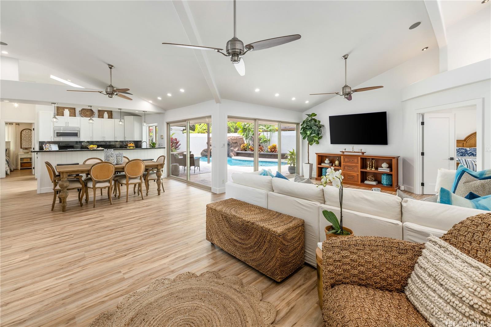 1146  Leilipoa Way Queens Gate, Hawaii Kai home - photo 8 of 25