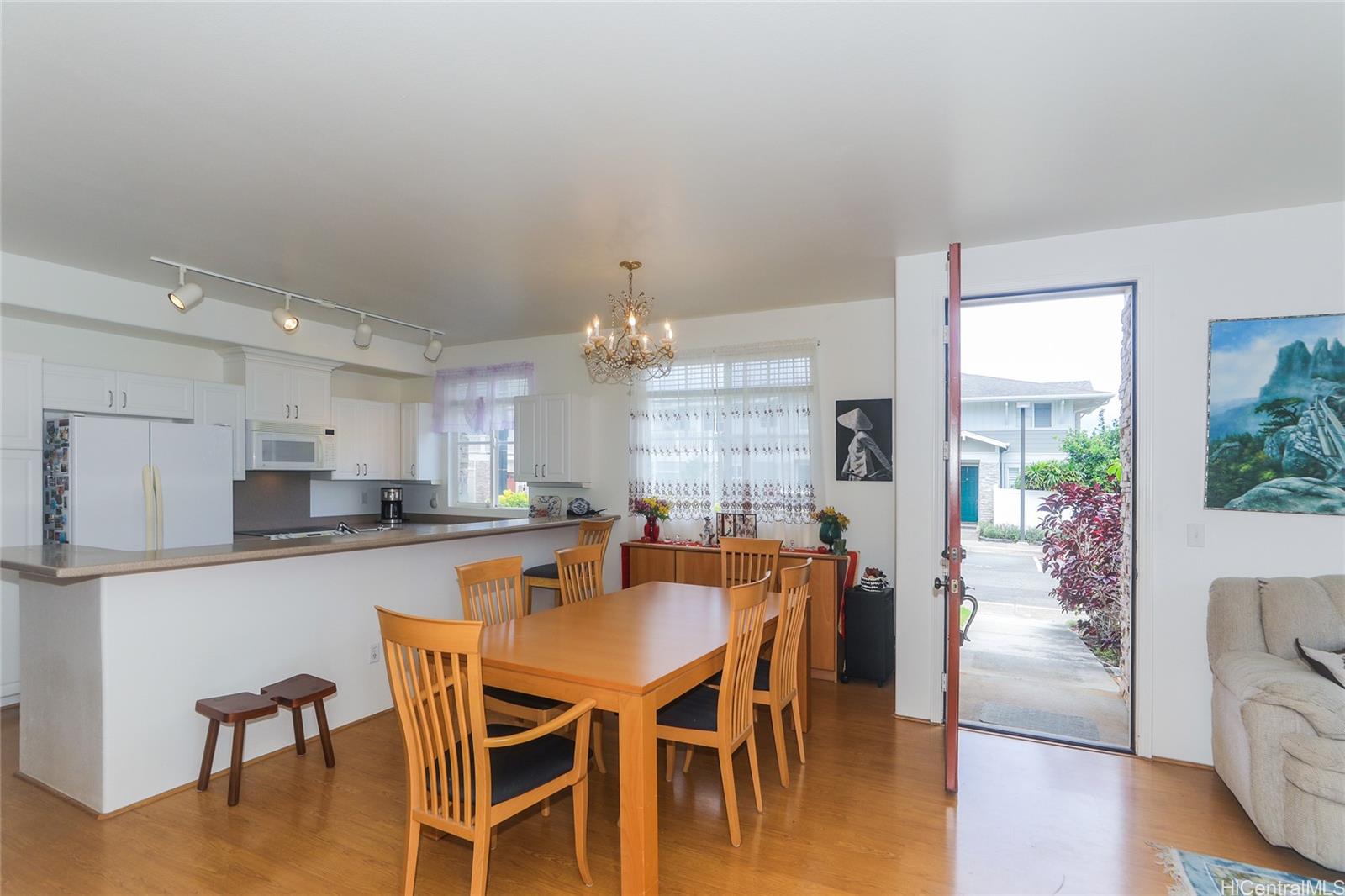 1173  Mokuhano Street Kalama Valley, Hawaii Kai home - photo 4 of 25