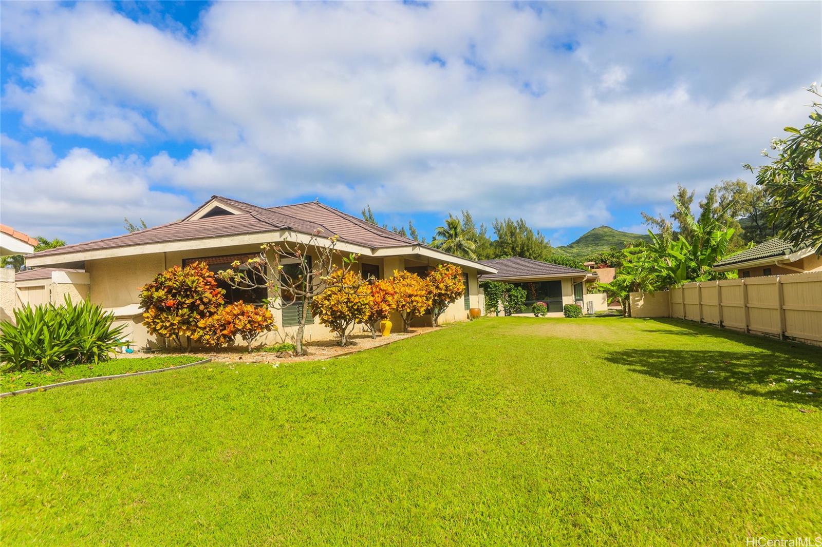 1175  Palea Way Queens Gate, Hawaii Kai home - photo 19 of 24