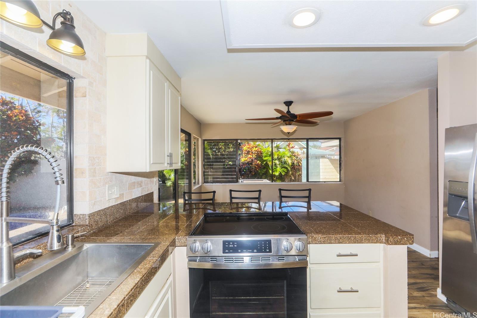 1175  Palea Way Queens Gate, Hawaii Kai home - photo 7 of 24