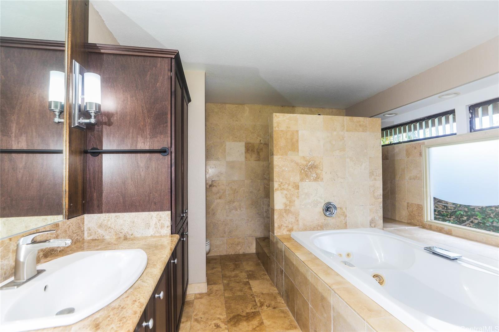 1175  Palea Way Queens Gate, Hawaii Kai home - photo 9 of 24