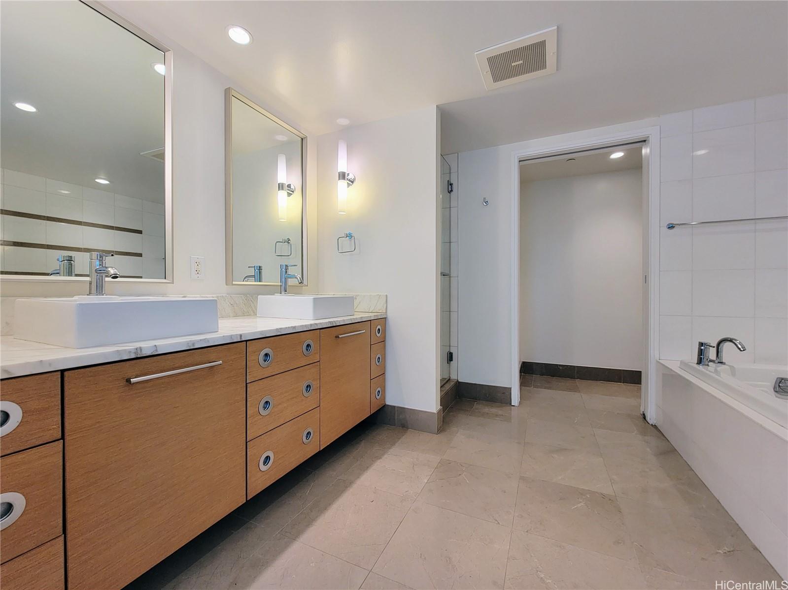 1177 Queen St Honolulu - Rental - photo 7 of 11