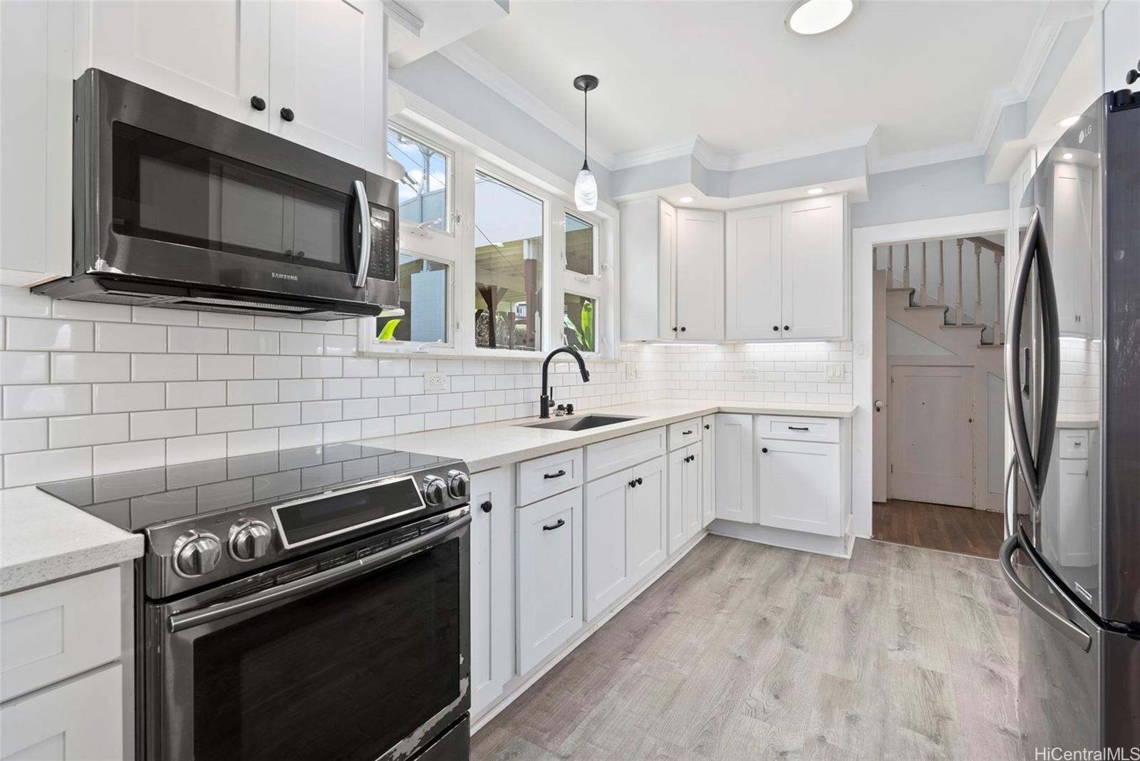 1186  Alewa Drive Alewa Heights, Honolulu home - photo 2 of 25