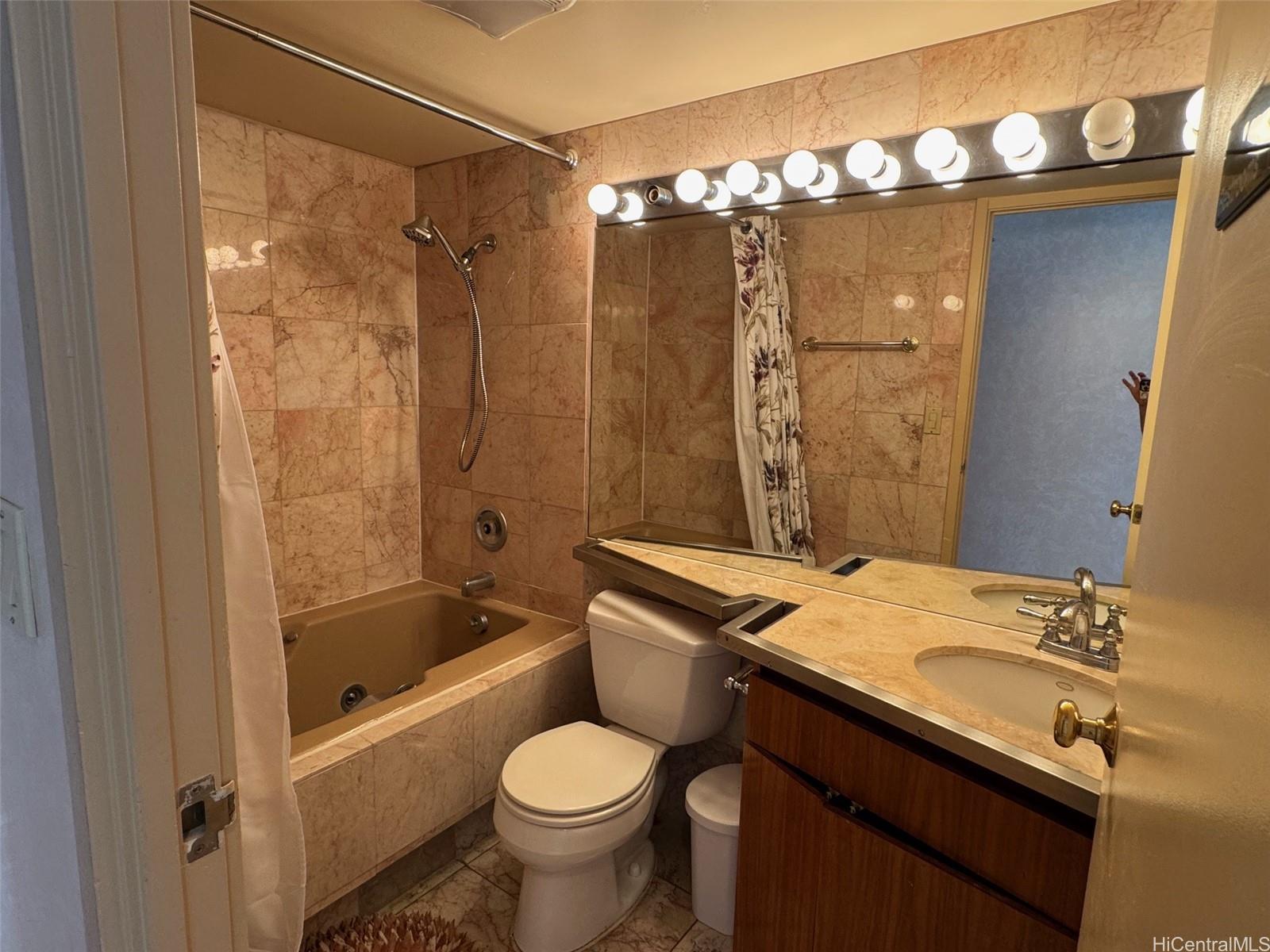 Century Square condo # 1302, Honolulu, Hawaii - photo 14 of 16