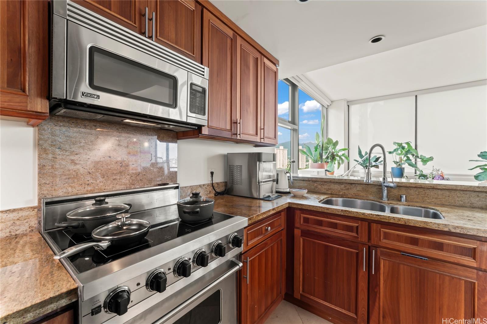 The Pinnacle Honolulu condo # 12B, Honolulu, Hawaii - photo 7 of 25