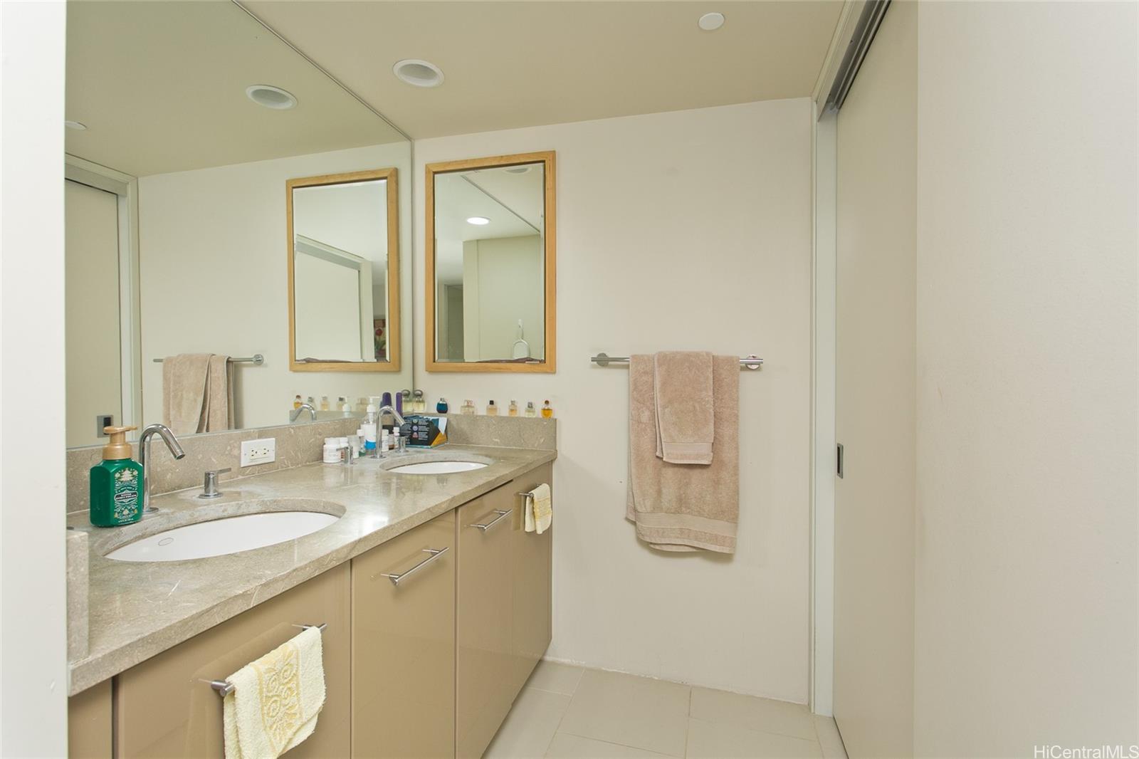 Capitol Place condo # 1403, Honolulu, Hawaii - photo 12 of 16