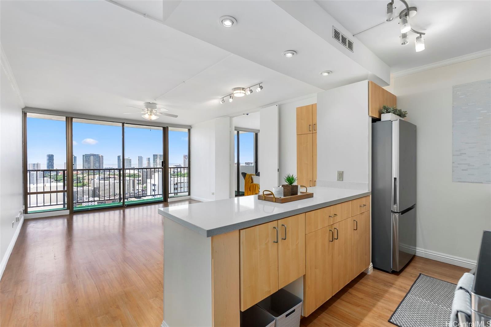 Wilder At Piikoi condo # 2404, Honolulu, Hawaii - photo 4 of 25