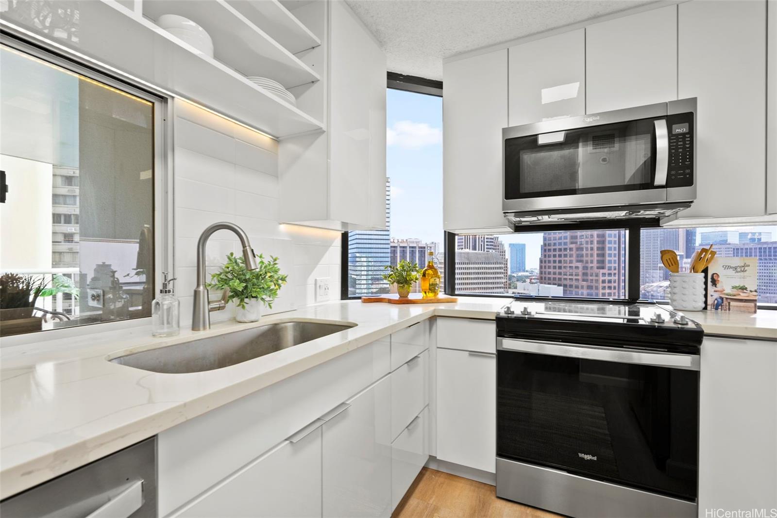 Honolulu Park Place condo # 2103, Honolulu, Hawaii - photo 4 of 25