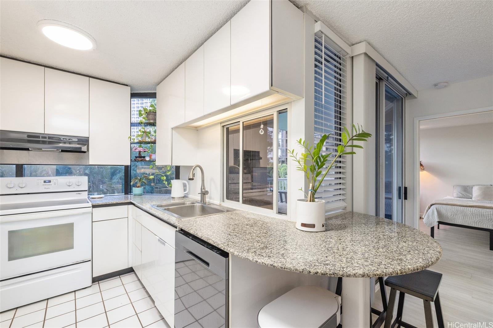 Honolulu Park Place condo # 307, Honolulu, Hawaii - photo 3 of 21