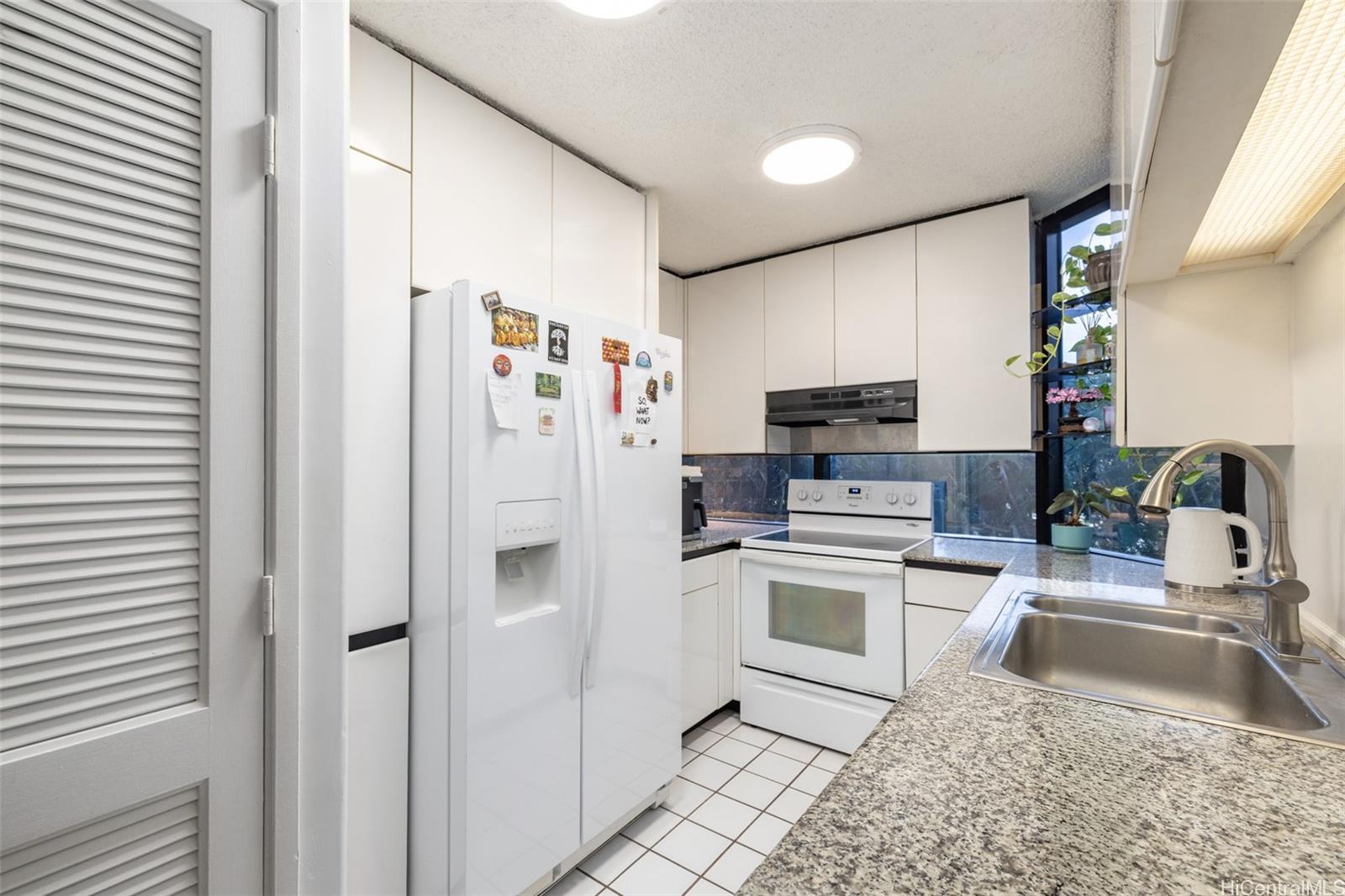 Honolulu Park Place condo # 307, Honolulu, Hawaii - photo 4 of 21