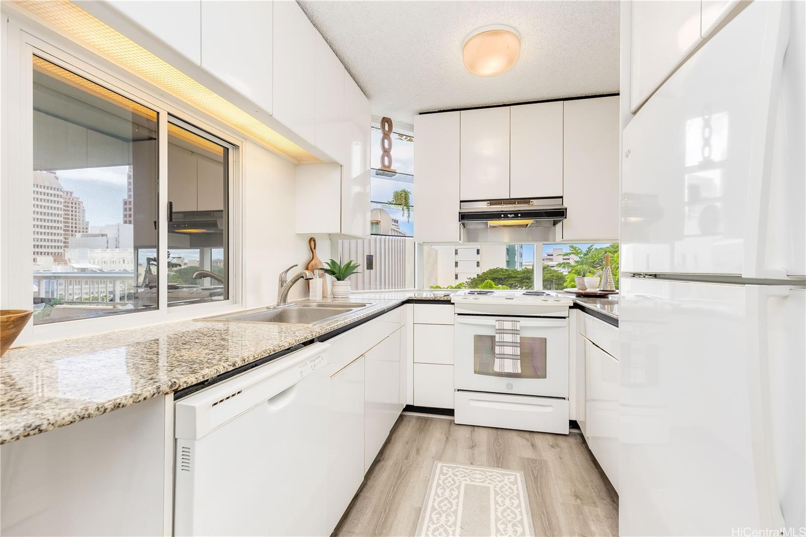 Honolulu Park Place condo # 505, Honolulu, Hawaii - photo 3 of 24