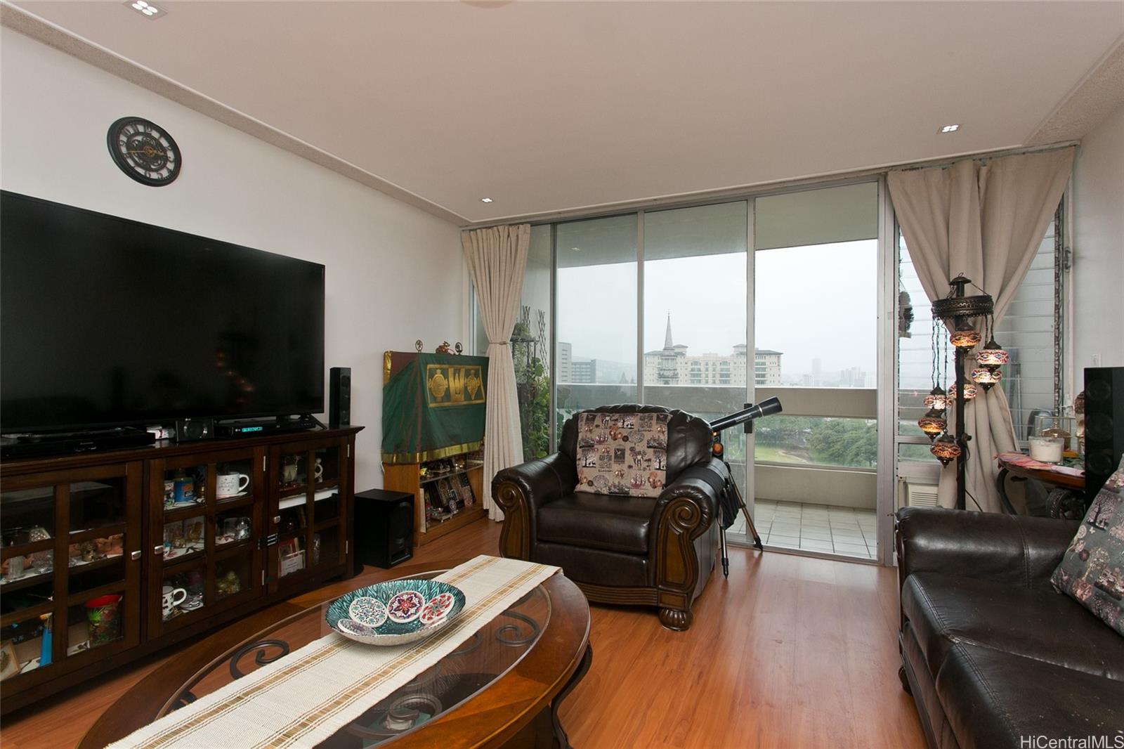 Banyan Tree Plaza condo # 1003, Honolulu, Hawaii - photo 3 of 17