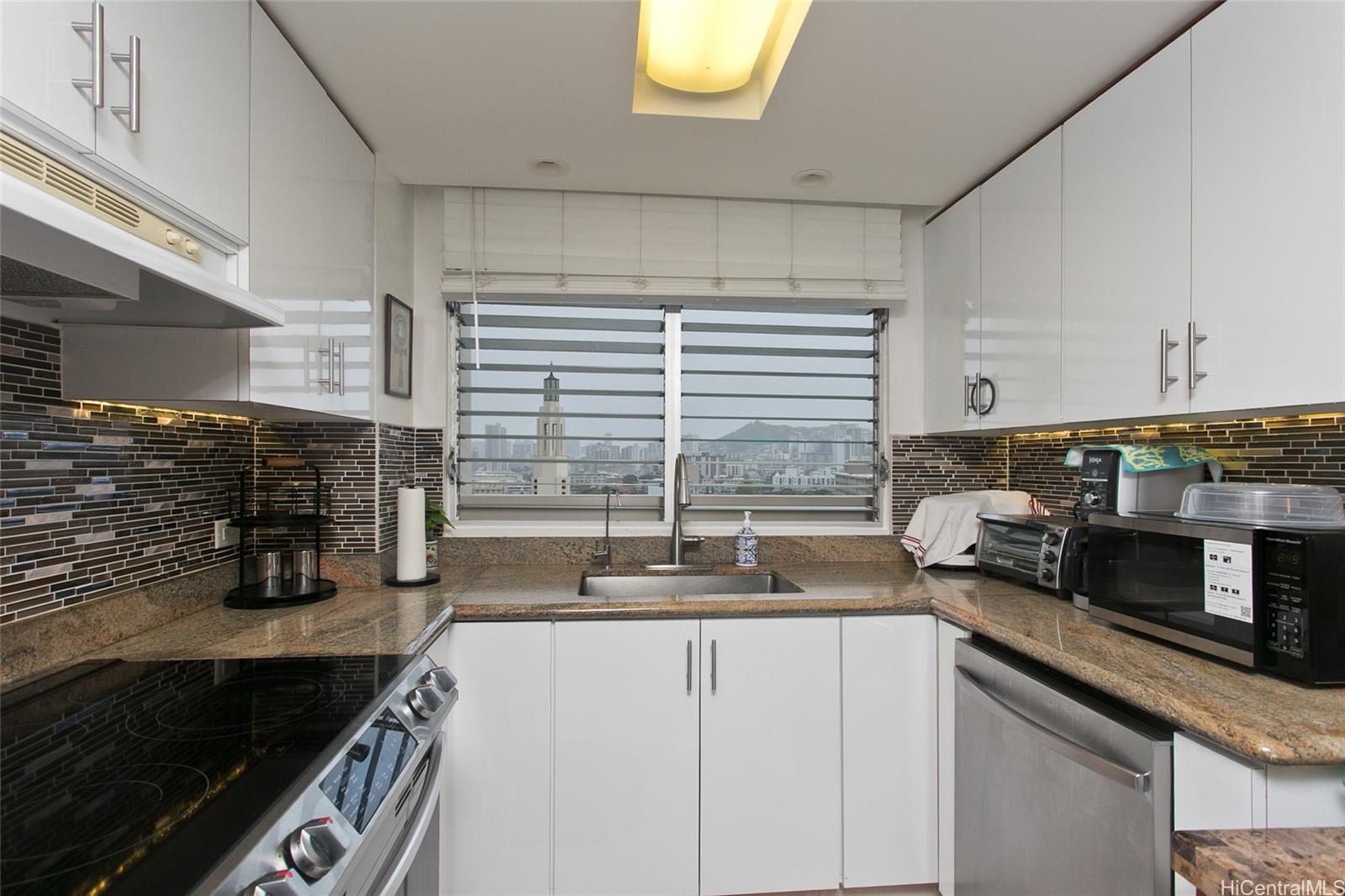 Banyan Tree Plaza condo # 1003, Honolulu, Hawaii - photo 6 of 17