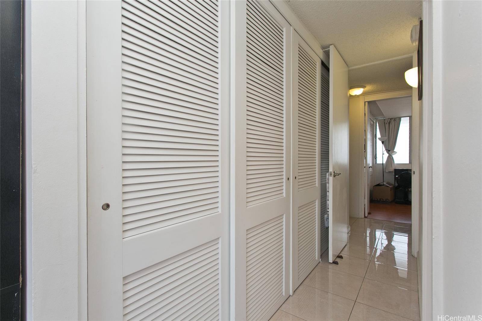 Banyan Tree Plaza condo # 1003, Honolulu, Hawaii - photo 10 of 17