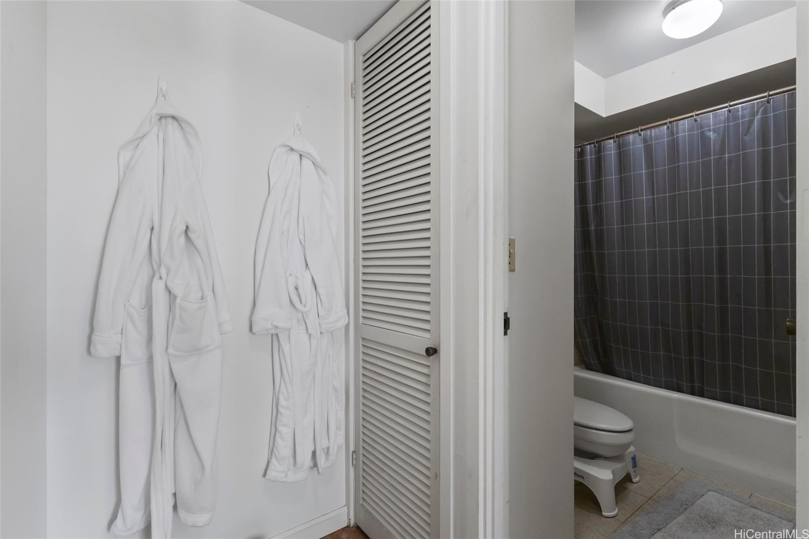 Banyan Tree Plaza condo # 1108, Honolulu, Hawaii - photo 12 of 25