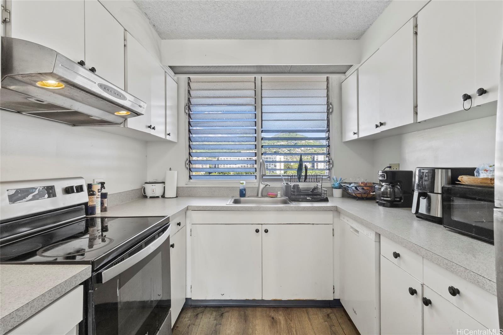 Banyan Tree Plaza condo # 1108, Honolulu, Hawaii - photo 6 of 25