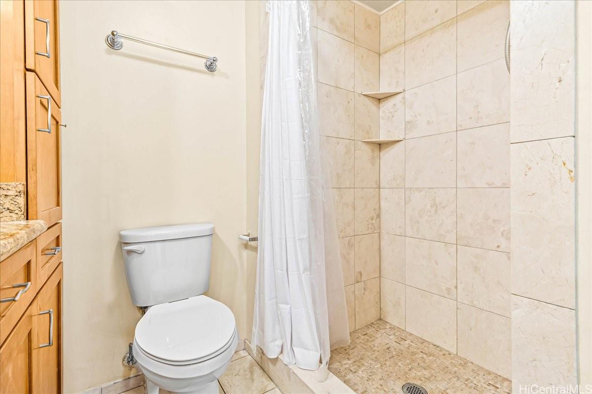 Banyan Tree Plaza condo # 2005, Honolulu, Hawaii - photo 14 of 25