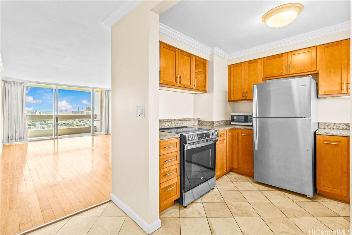 Banyan Tree Plaza condo # 2005, Honolulu, Hawaii - photo 5 of 25