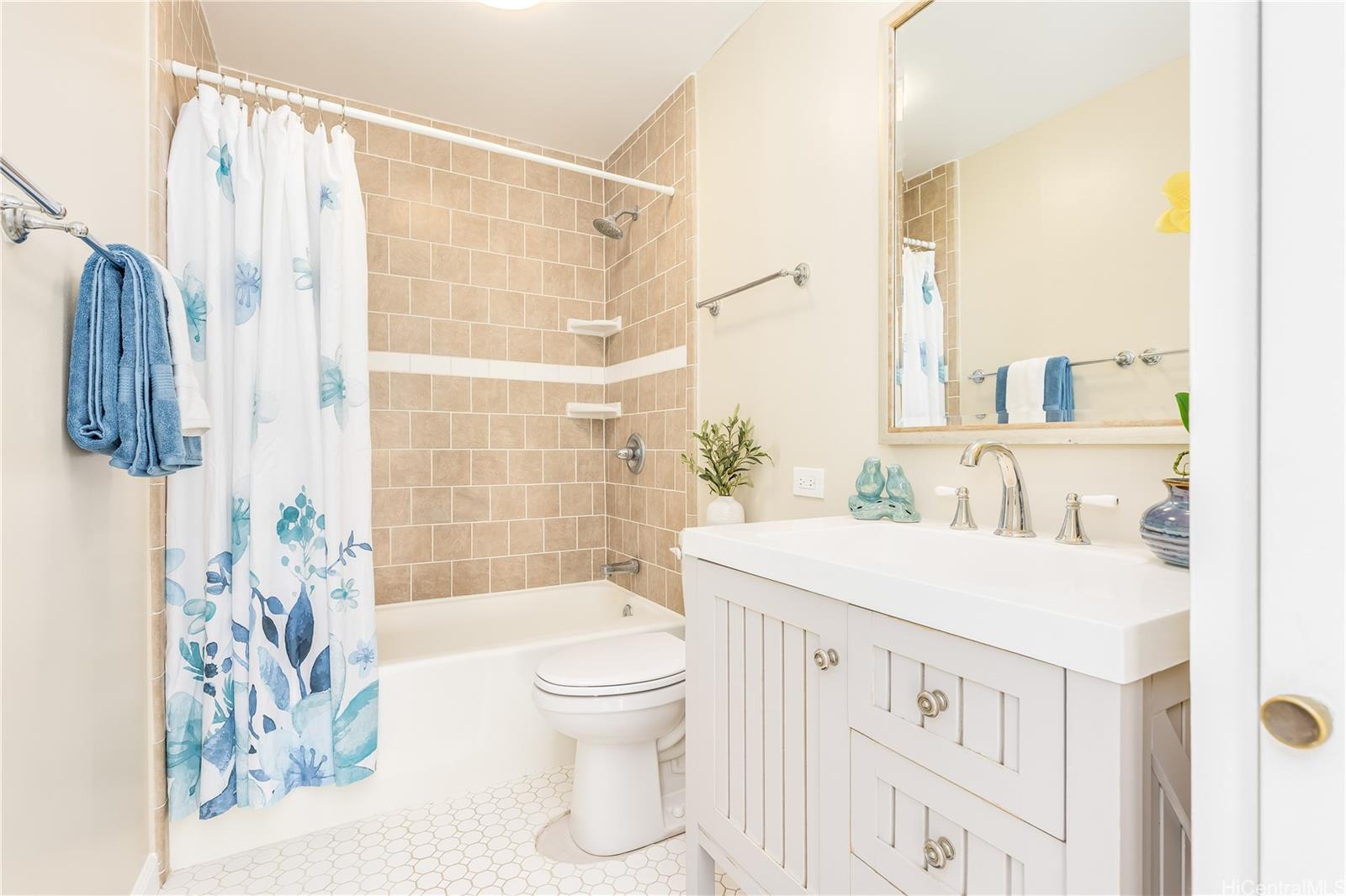 Banyan Tree Plaza condo # 3106, Honolulu, Hawaii - photo 16 of 25