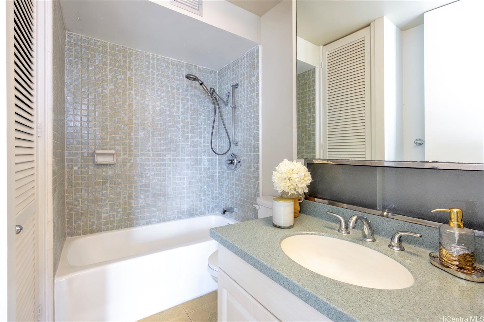 Banyan Tree Plaza condo # 3301, Honolulu, Hawaii - photo 11 of 25