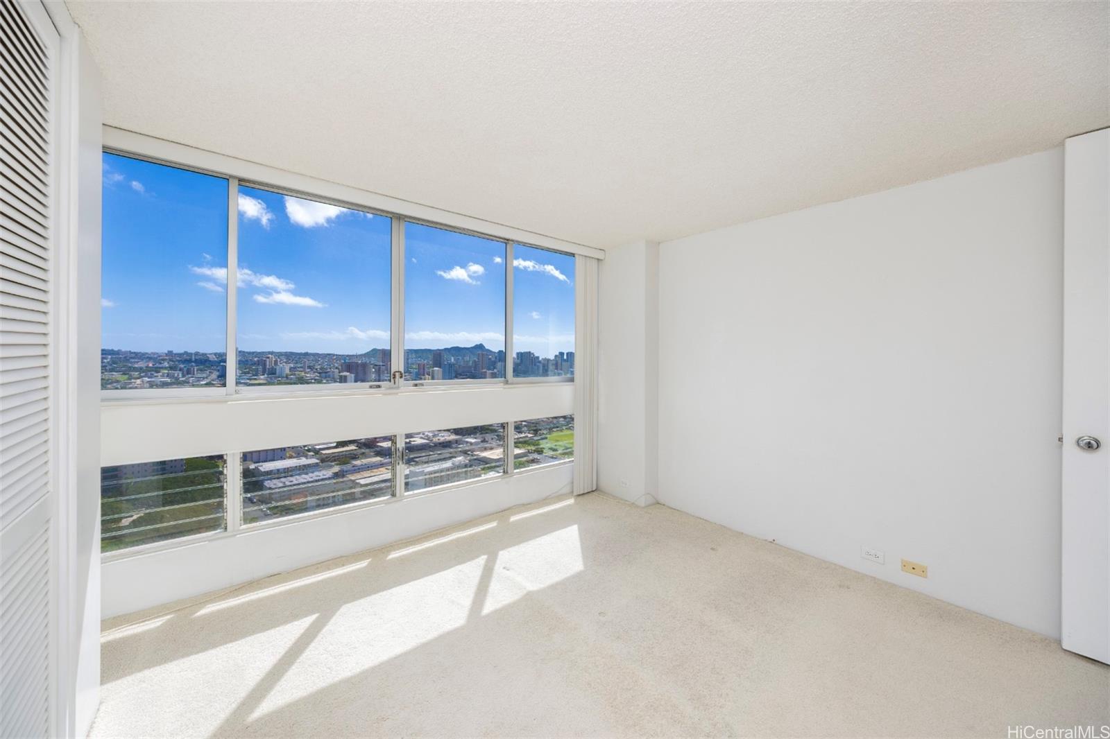 Banyan Tree Plaza condo # 3301, Honolulu, Hawaii - photo 13 of 25