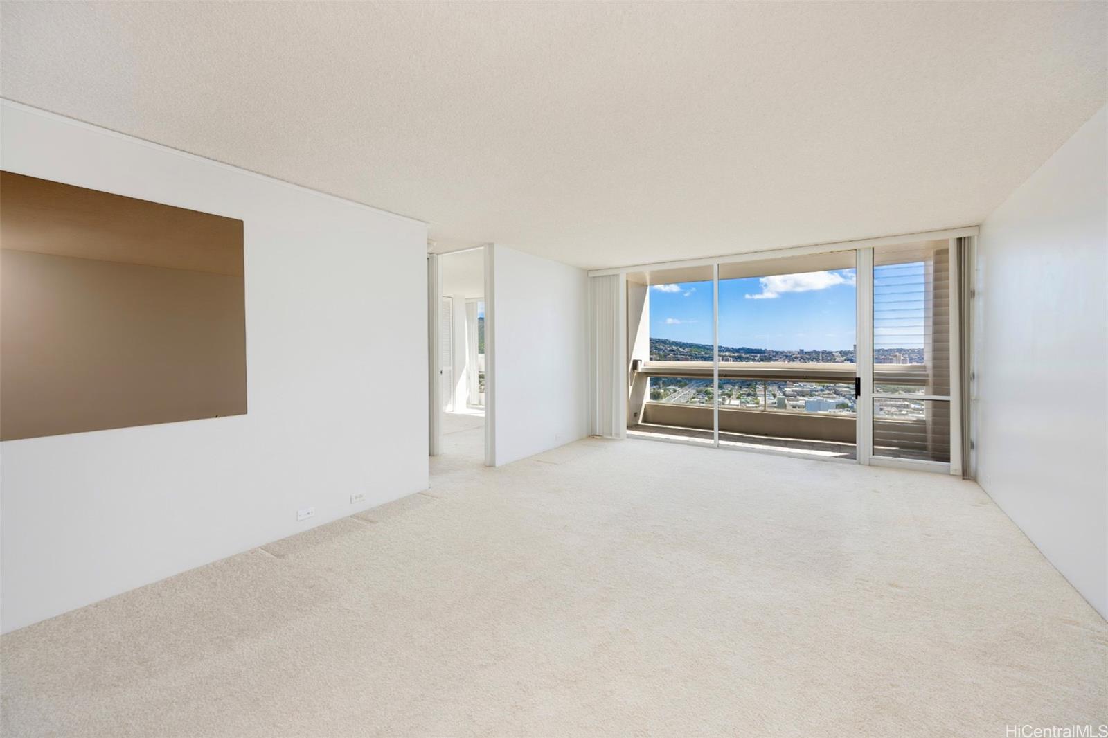 Banyan Tree Plaza condo # 3301, Honolulu, Hawaii - photo 4 of 25