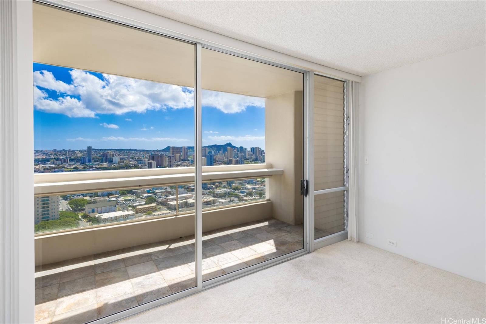 Banyan Tree Plaza condo # 3301, Honolulu, Hawaii - photo 5 of 25