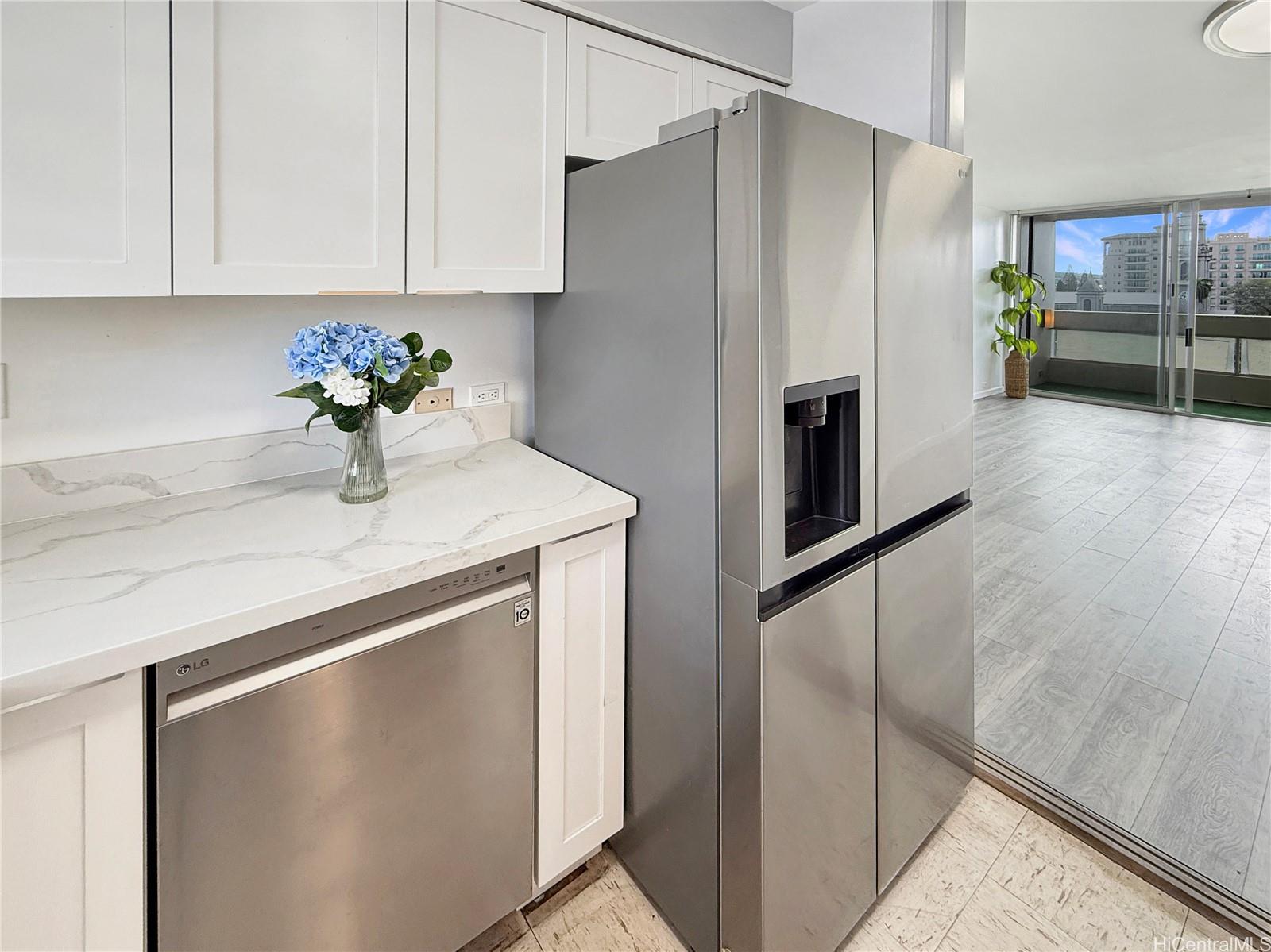 Banyan Tree Plaza condo # 705, Honolulu, Hawaii - photo 6 of 17