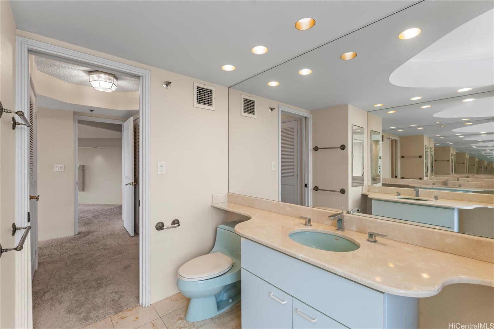 Admiral Thomas Apts condo # 2405, Honolulu, Hawaii - photo 15 of 17