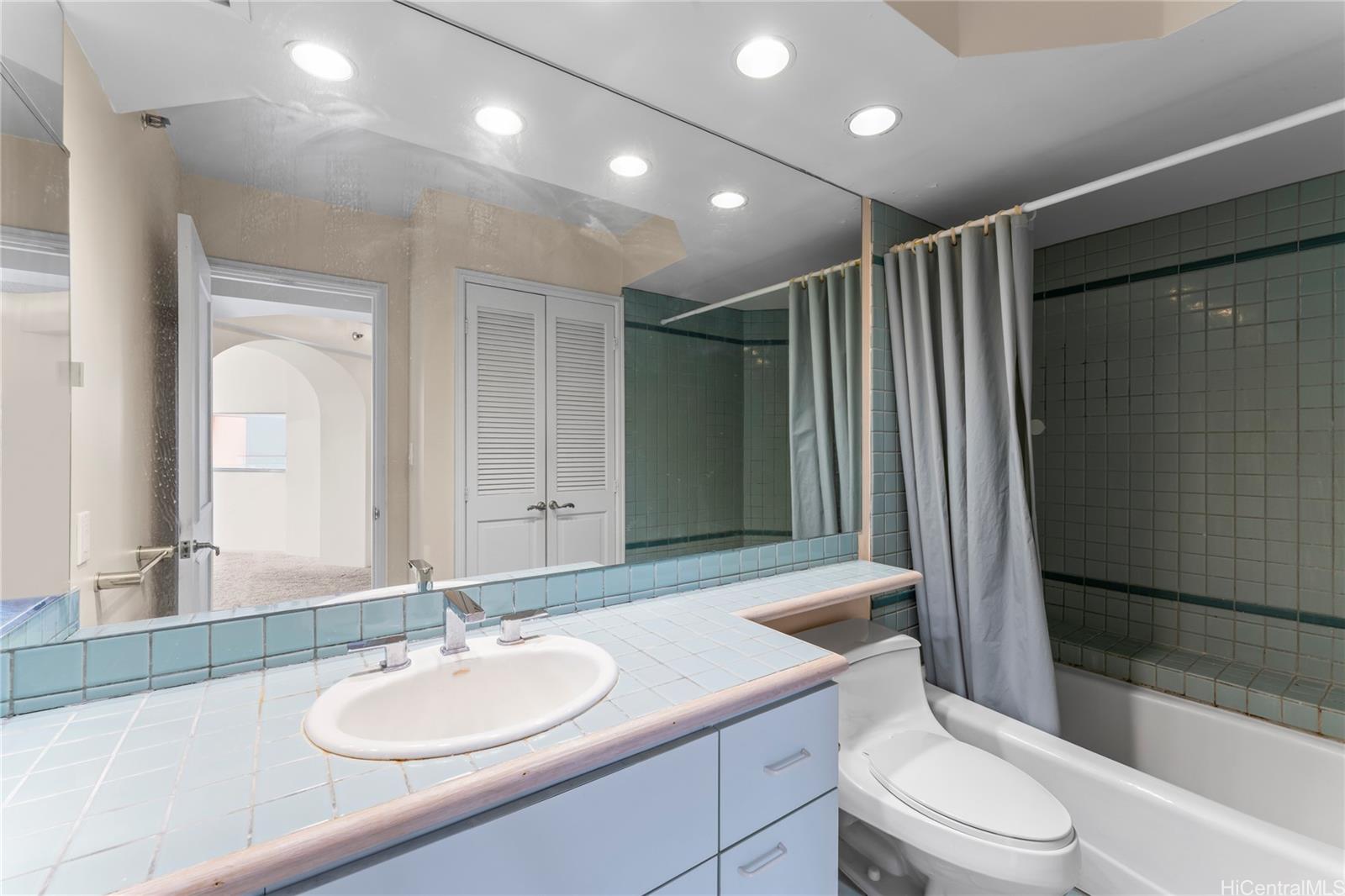 Admiral Thomas Apts condo # 2405, Honolulu, Hawaii - photo 16 of 17