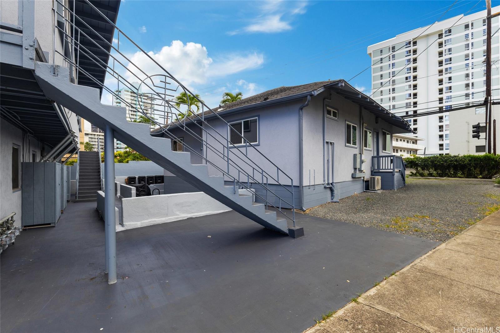 1223 Wilder Ave Honolulu - Multi-family - photo 4 of 25