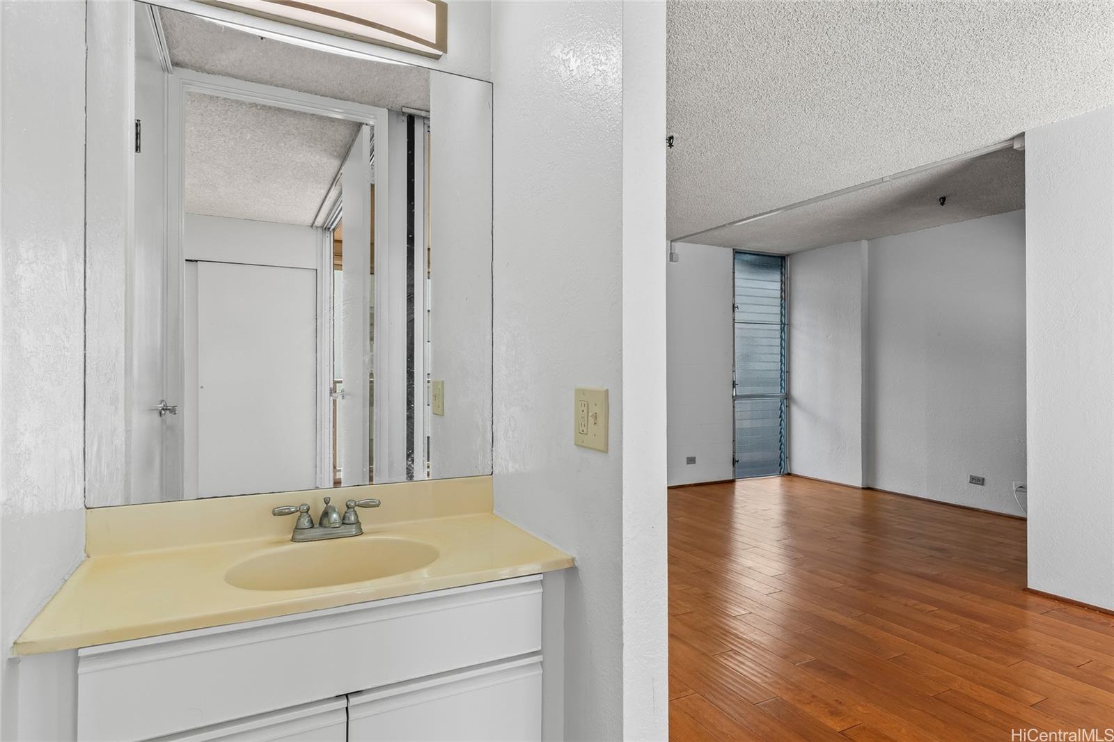 Alexander Towers condo # 1403, Honolulu, Hawaii - photo 14 of 22