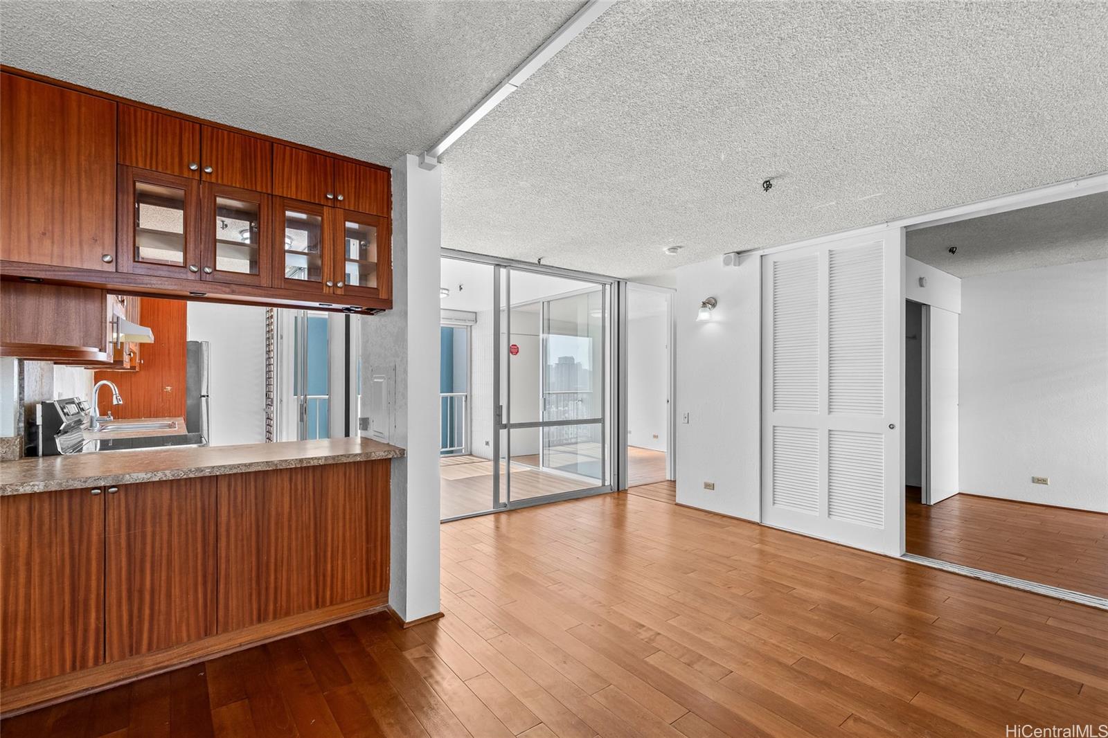 Alexander Towers condo # 1403, Honolulu, Hawaii - photo 7 of 22